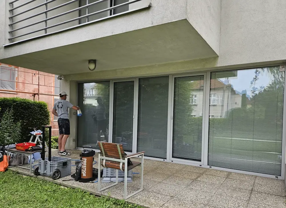 Aplikátor pri presklených dverách rodinného domu s rozprašovačom Prestige Fólie SK